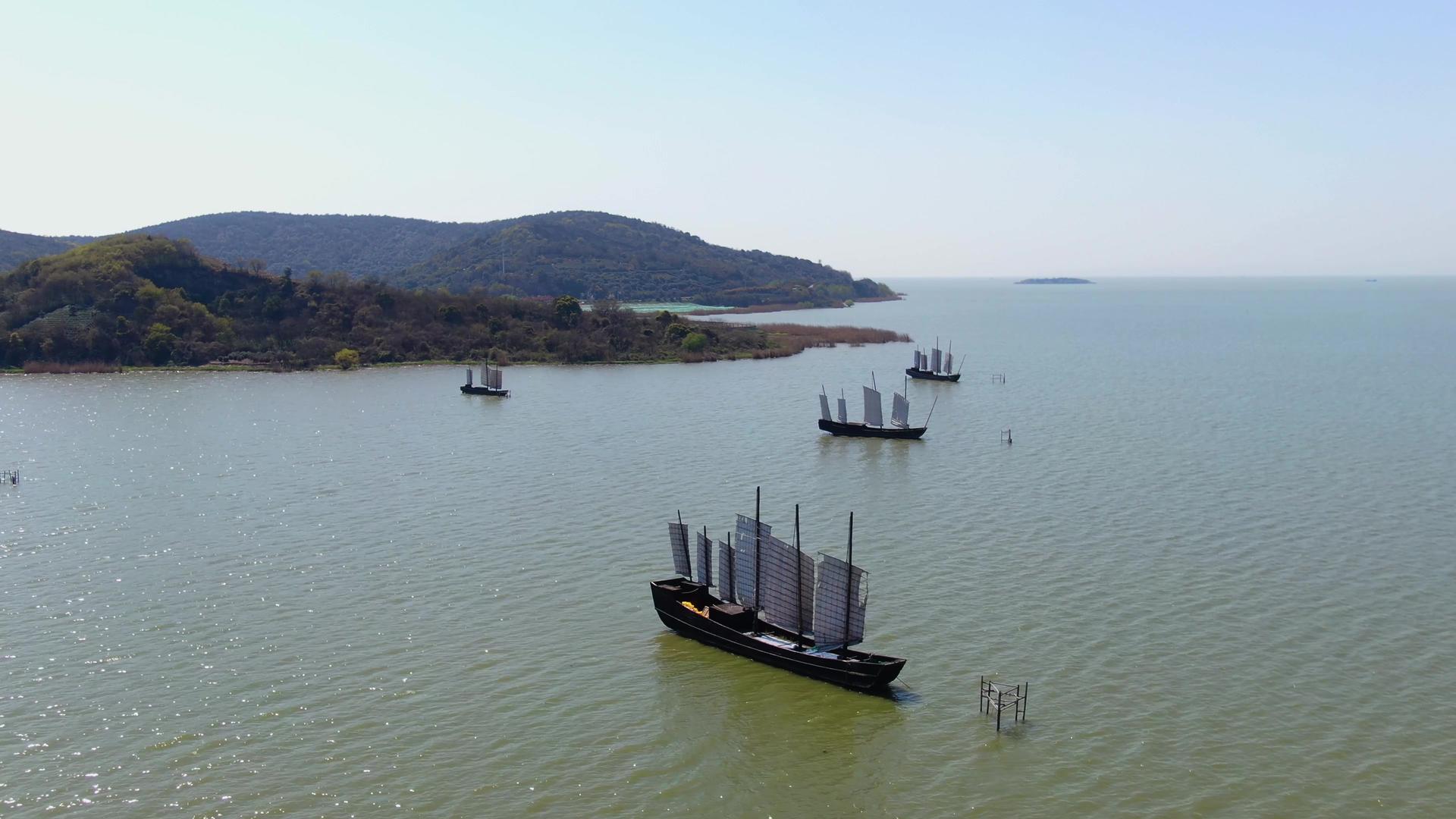 航拍太湖上的复古帆船视频的预览图