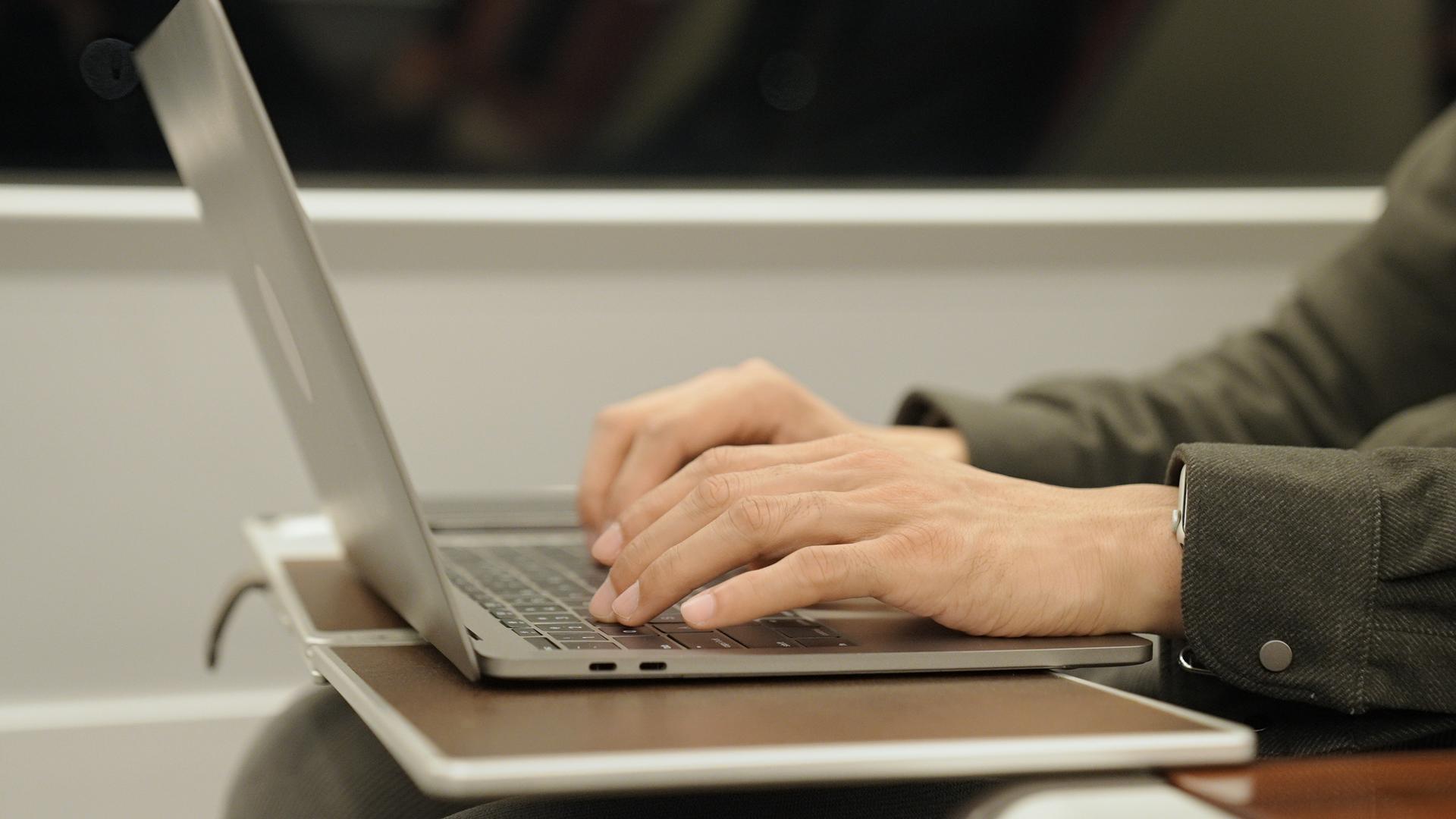 用电脑在高铁上工作视频的预览图