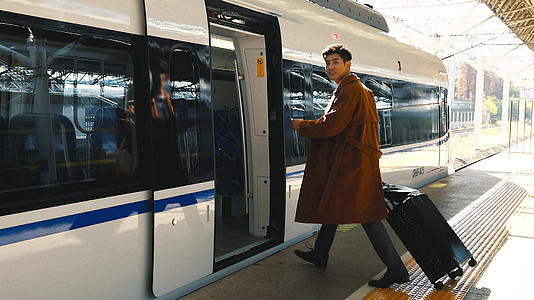 男性走进列车车厢视频的预览图