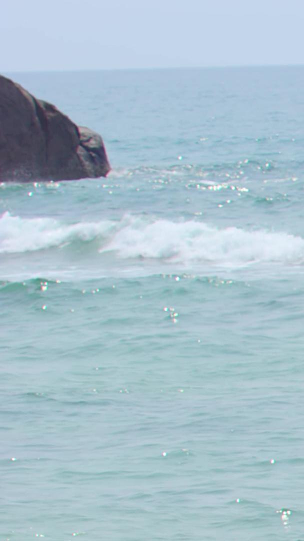海浪拍打着岸边的礁石视频的预览图