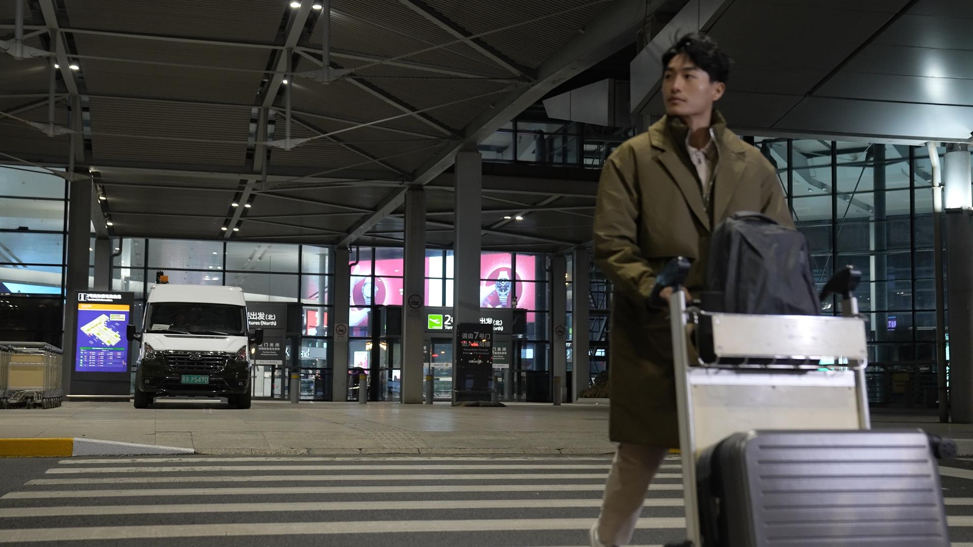 年轻人推着行李出机场视频的预览图