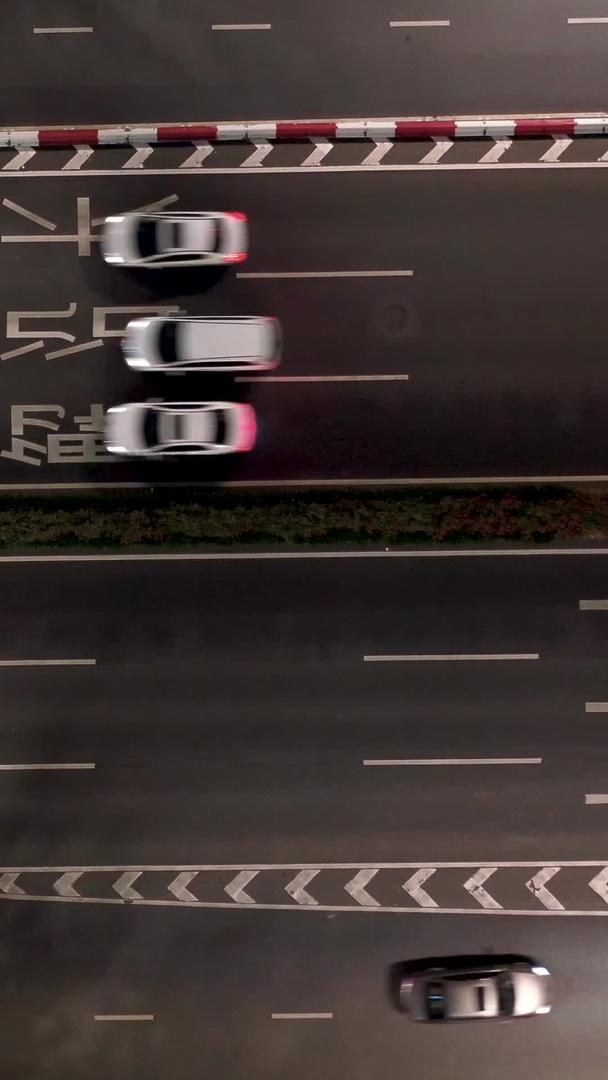 夜晚的城市街道交通流量视频的预览图