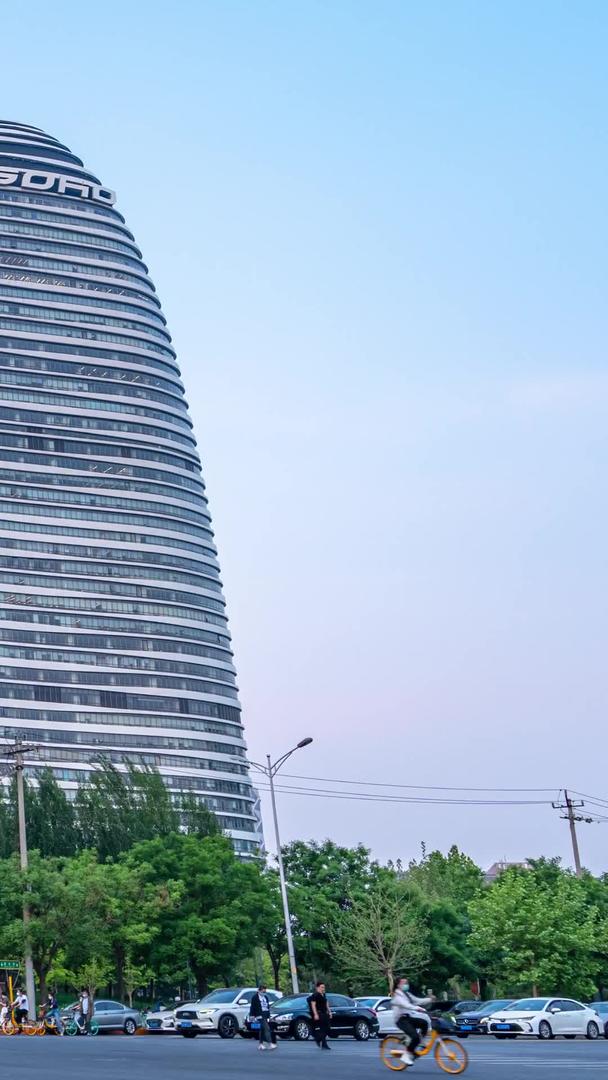 北京商务写字楼移动延迟望京SOHO路口街景人流视频的预览图