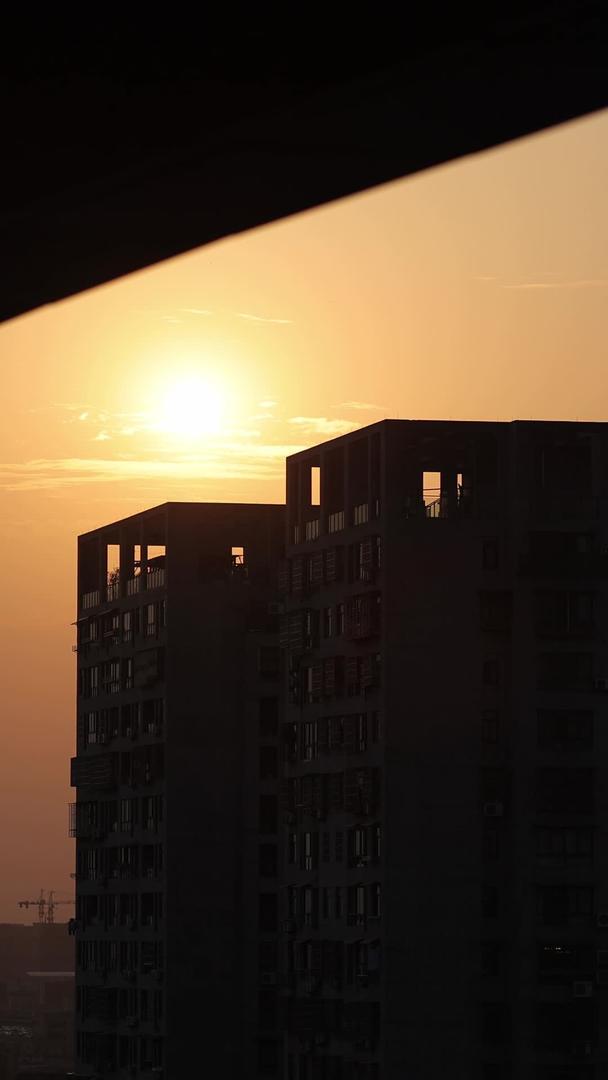 夕阳在高楼里定镜头视频的预览图