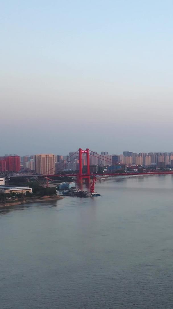 长江上红色的武汉鹦鹉洲航拍城市长江大桥夜景灯光车流素材视频的预览图