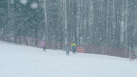 冬季户外冰雪运动家庭滑雪视频的预览图