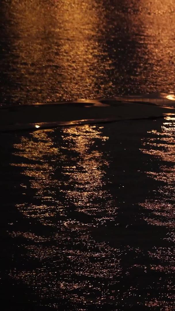 波光粼粼的江面空镜视频的预览图