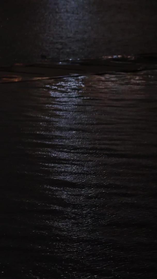 波光粼粼的江面空镜视频的预览图