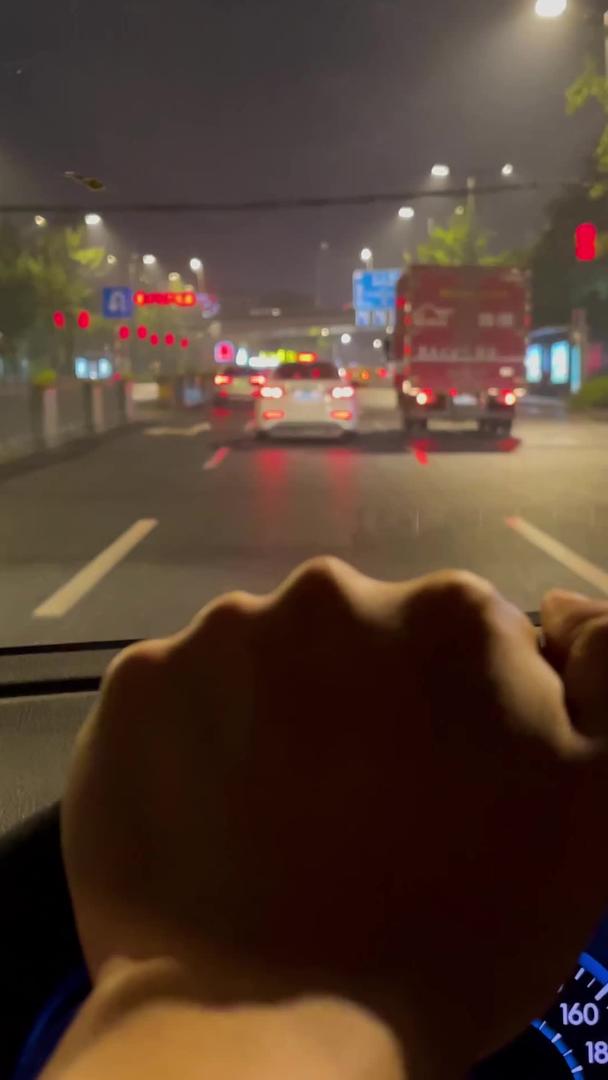 夜晚实拍第一视角道路开车视频的预览图