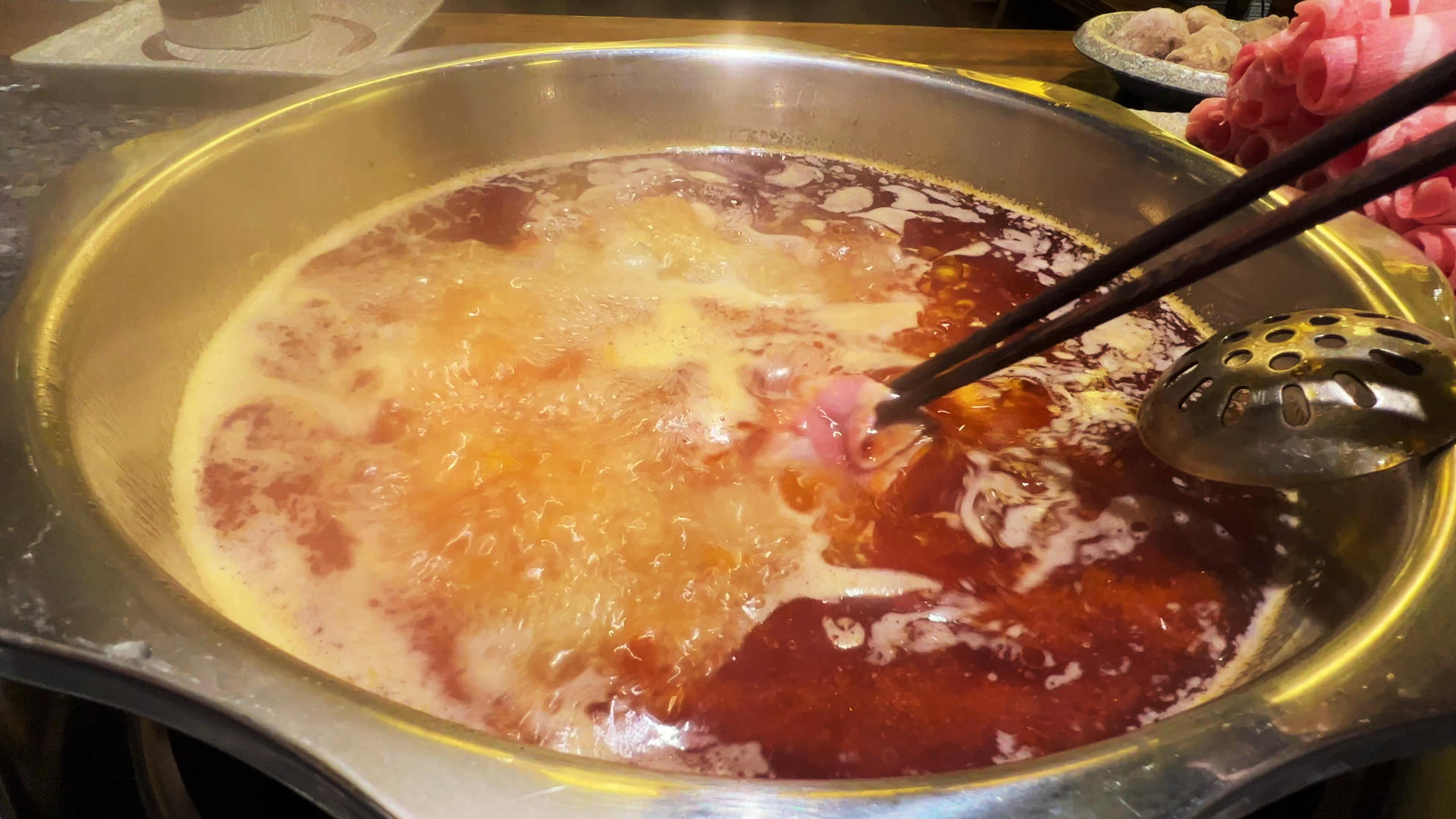美食烹饪中餐重庆火锅涮羊肉4k素材视频的预览图