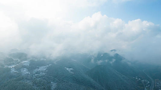 4K冬季风光云雾缭绕祖国壮丽山河航拍视频视频的预览图