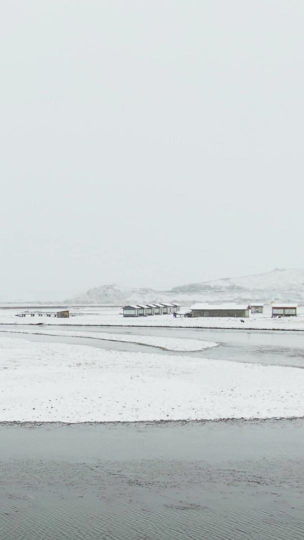 红原大草原月亮湾景区雪景航拍视频视频的预览图