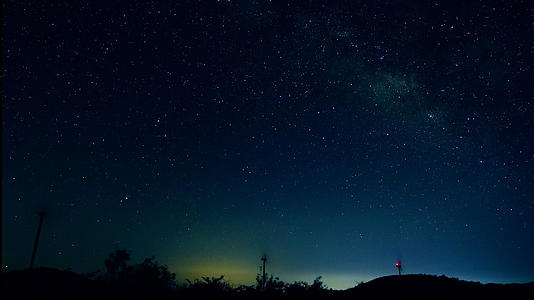 山顶星空延时摄影浪漫的星空视频的预览图