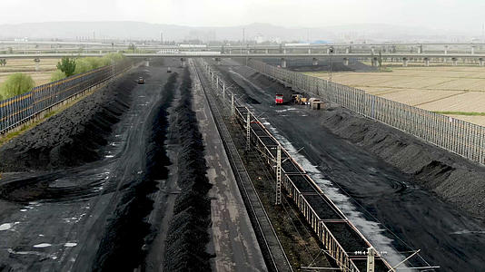 航拍大型露天煤炭储煤场视频的预览图
