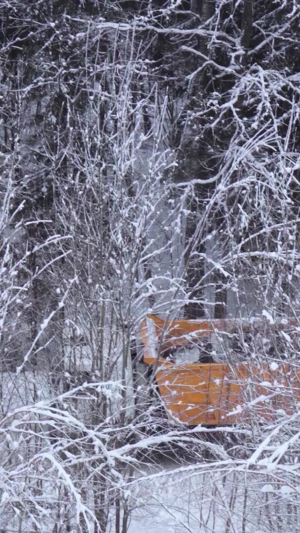 寒冷的冬天雨雪天气卡车穿梭于茫茫大雪的悬崖上视频的预览图