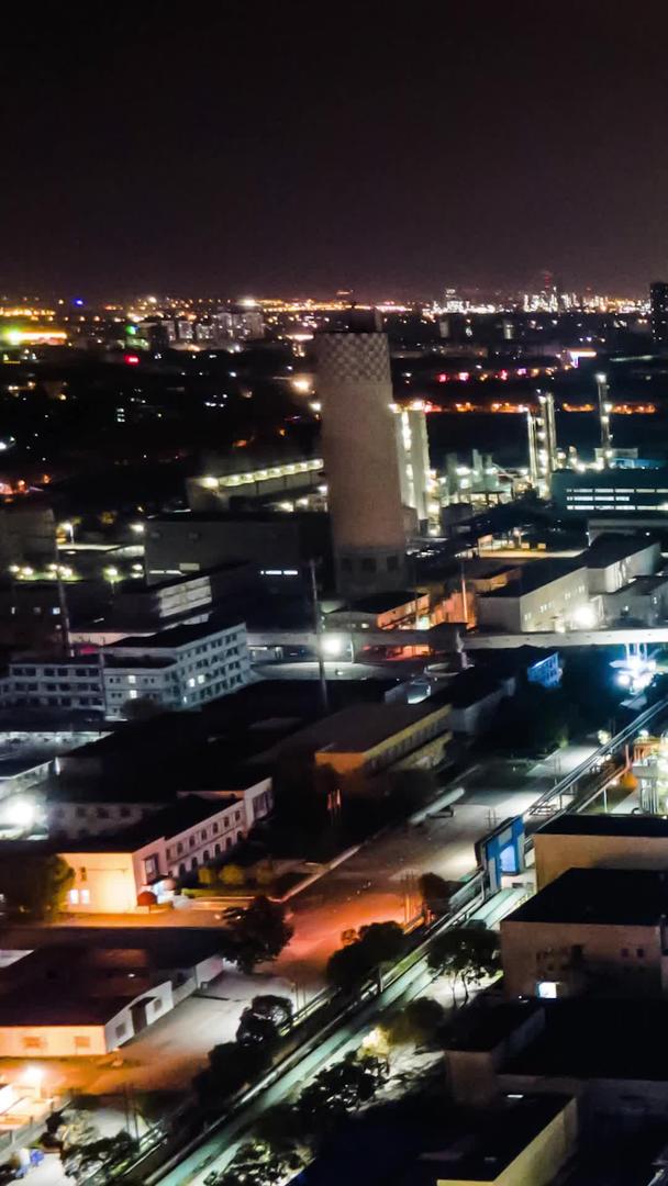 航拍石化厂工业生产污染排放夜景延时摄影视频的预览图
