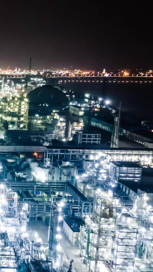 航拍石化厂工业生产污染排放夜景延时摄影视频的预览图