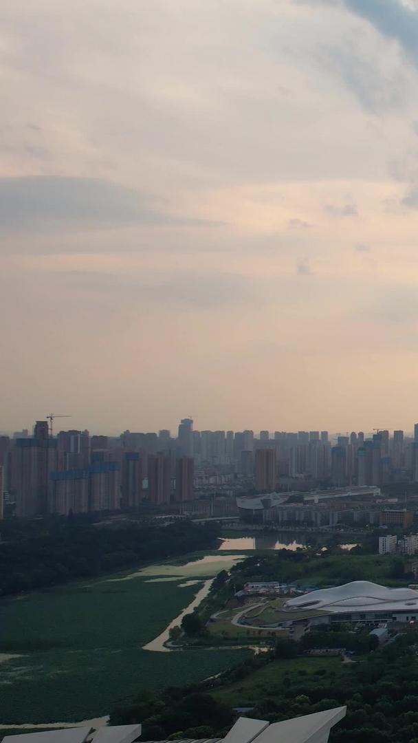 航拍城市夕阳夕阳天空道路桥梁江景素材视频的预览图