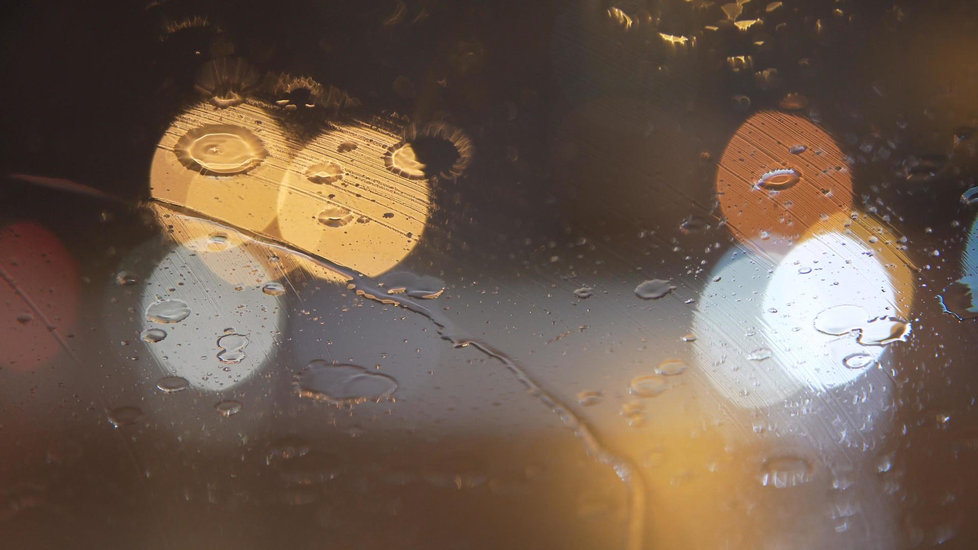 下雨雨刷冲刷车玻璃素材视频的预览图