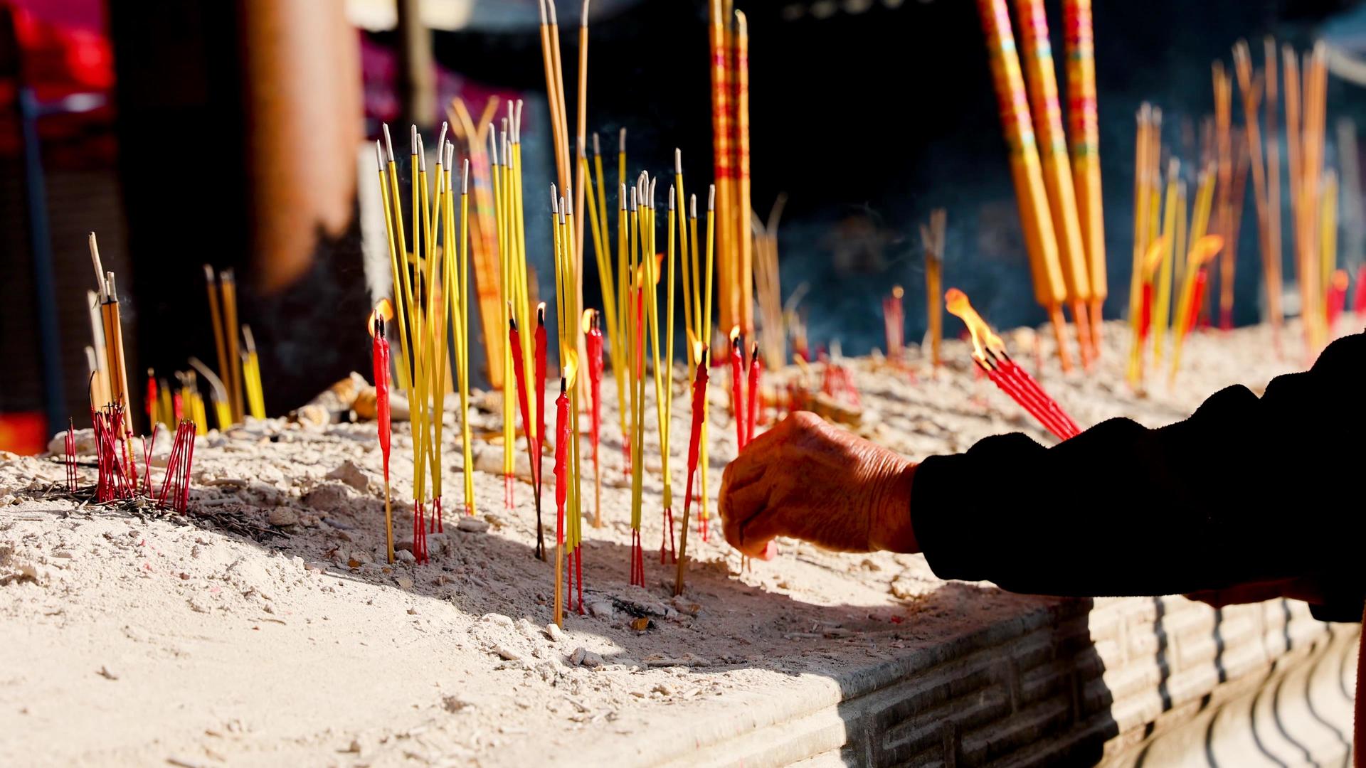 过年农历春节除夕寺庙祈福视频的预览图