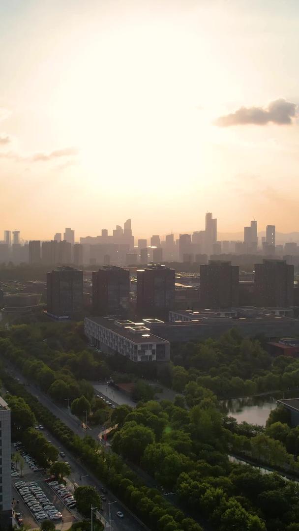 航拍城市夕阳晚霞视频的预览图