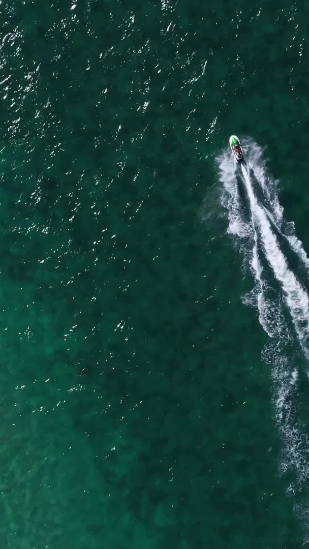 兖洲岛海上摩托艇航拍视频视频的预览图