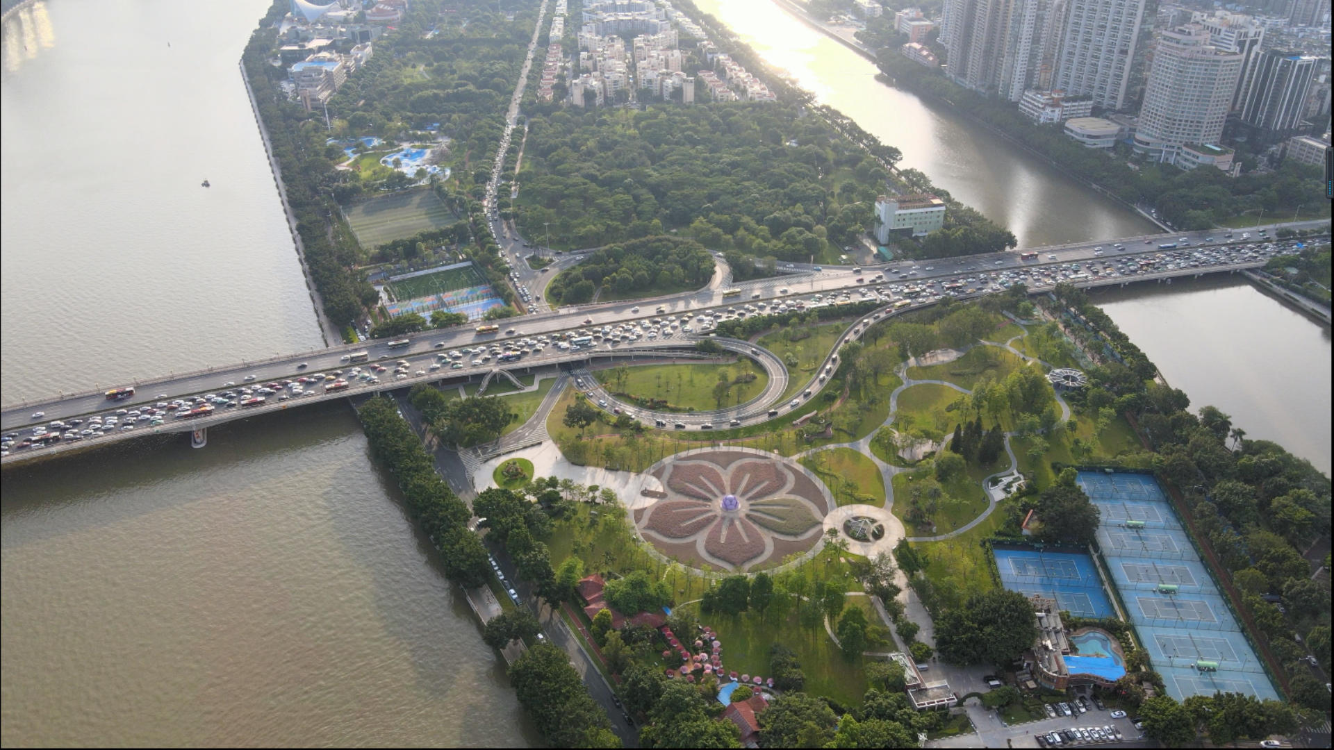 4k高清航拍广州城市交通下班高峰期广州大桥视频的预览图