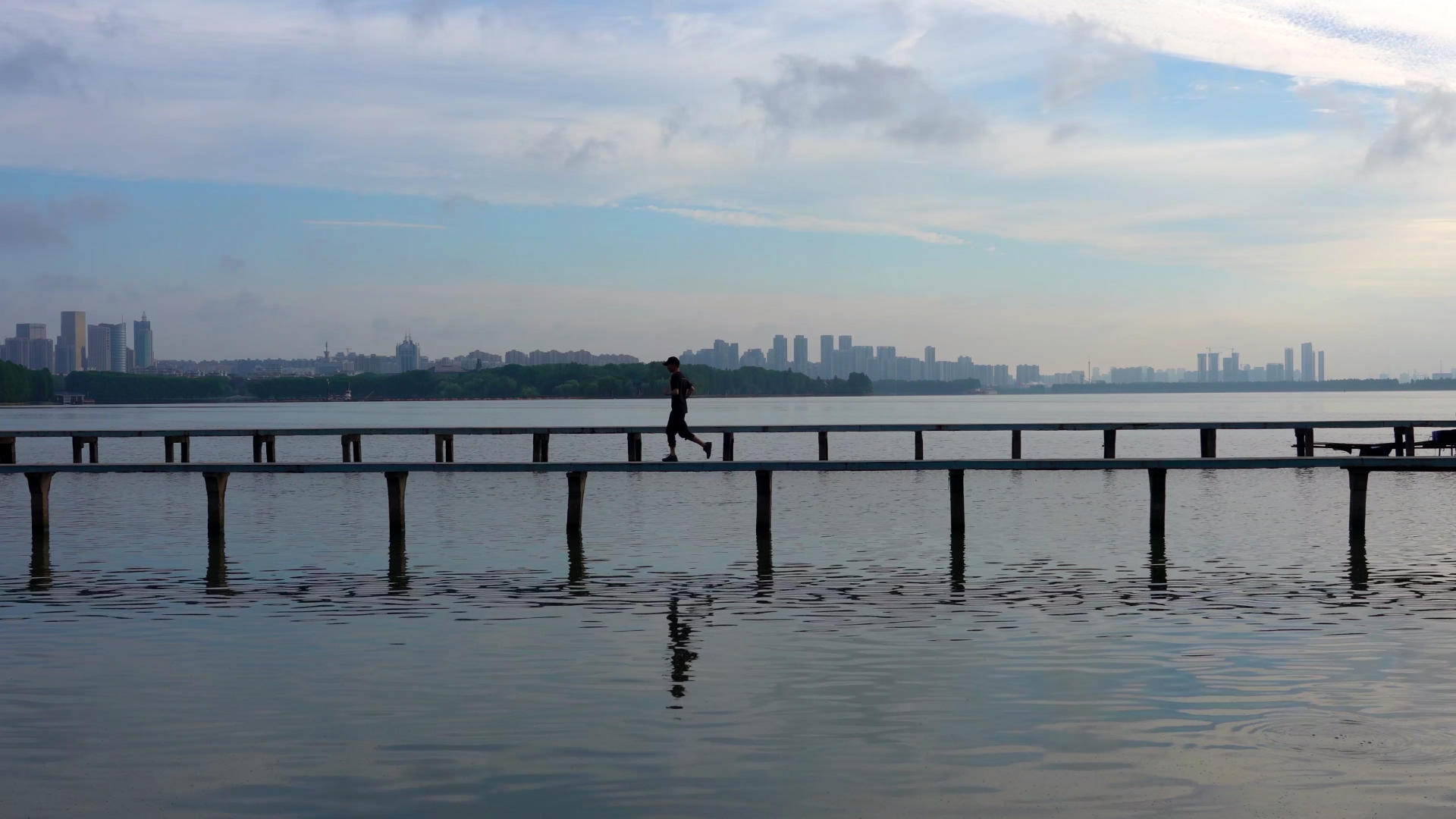清晨湖边跑步年轻人视频的预览图