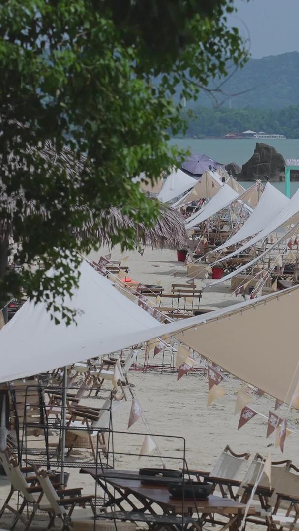 夏季城市海边沙滩休闲娱乐亲子遮阳伞海滩材料视频的预览图