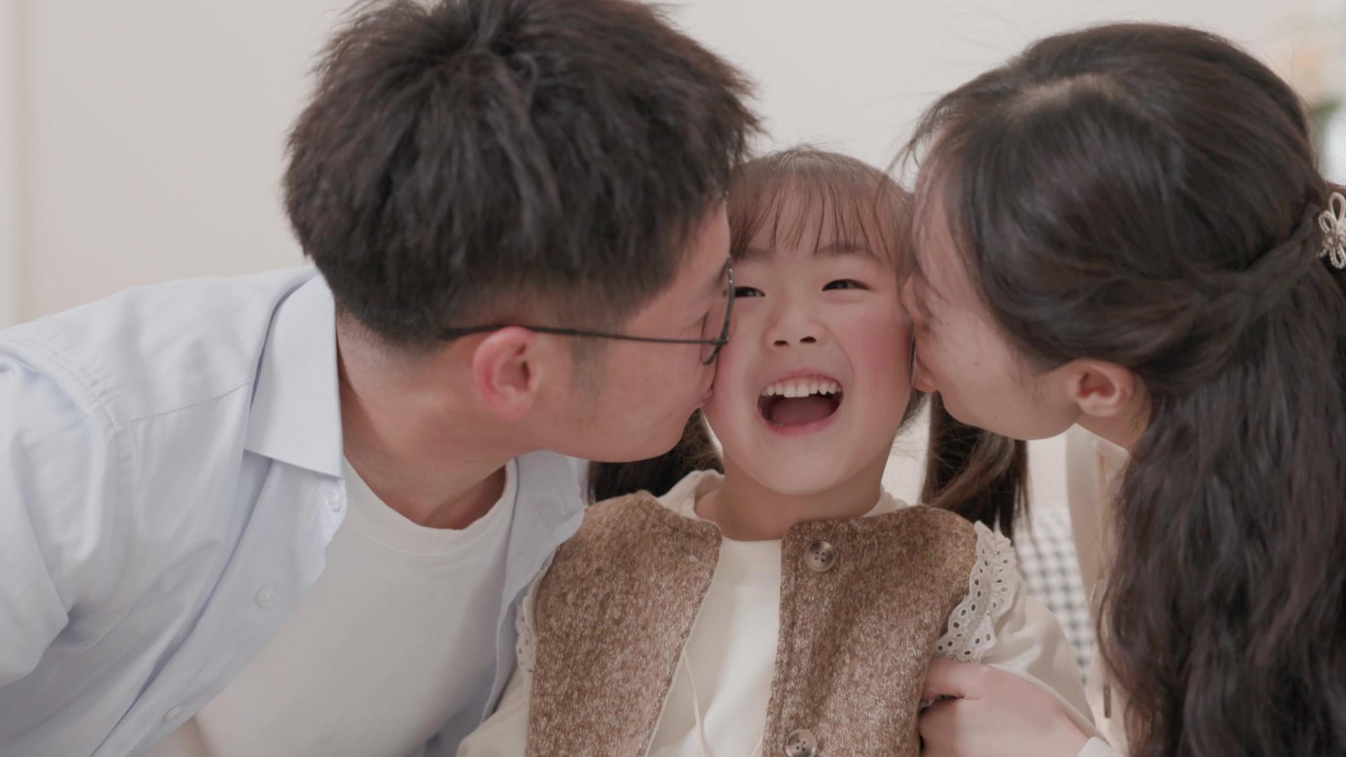 4K家庭陪伴妈妈和孩子进行亲子互动视频素材视频的预览图