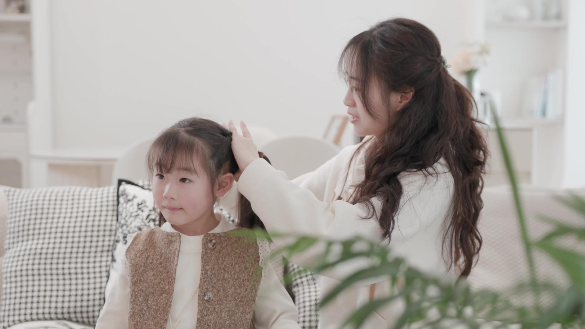 4K家庭陪伴妈妈和孩子进行亲子互动视频素材视频的预览图
