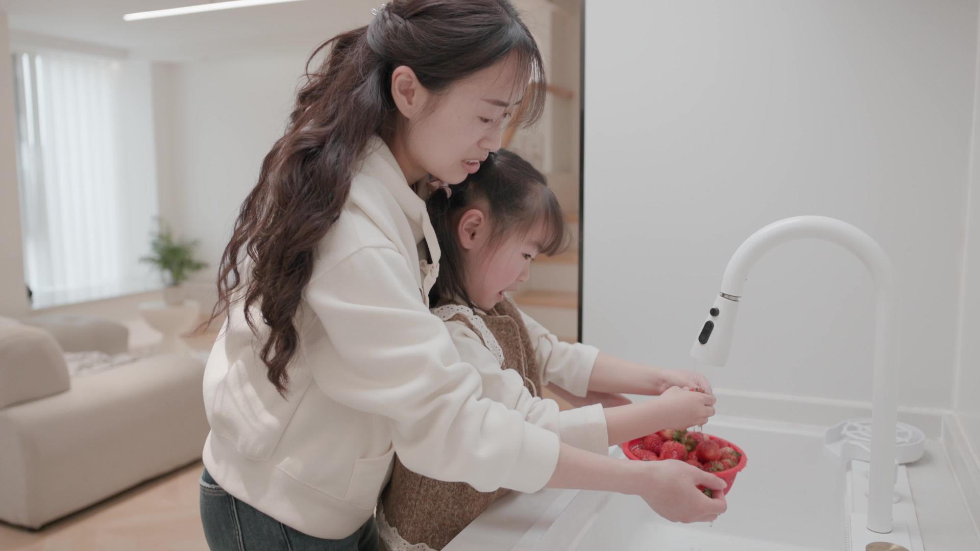 4K家庭陪伴妈妈和孩子进行亲子互动视频素材视频的预览图