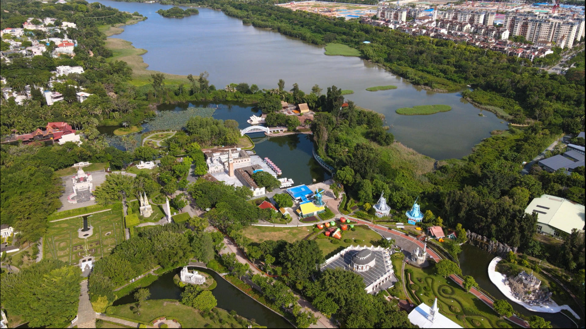 4k高清航拍深圳华侨城湿地公园风景视频的预览图