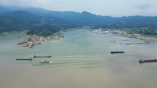 长江三峡水运船航拍航拍视频的预览图