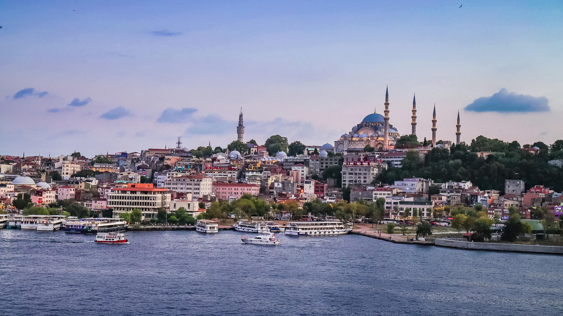 伊斯坦布尔恢宏的城市建筑日落夜景延时视频视频的预览图