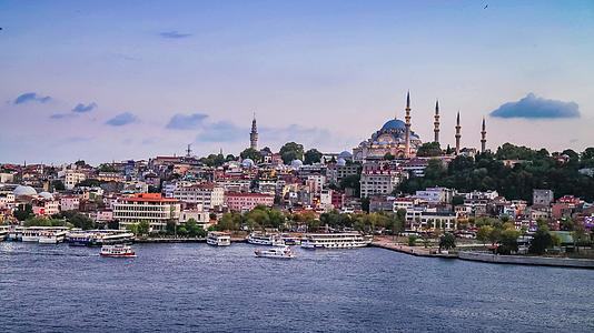 伊斯坦布尔恢宏的城市建筑日落夜景延时视频视频的预览图