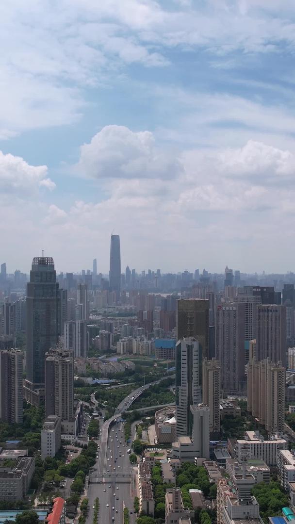 航拍蓝天白云晴天阳光城市天际线路街景素材视频的预览图