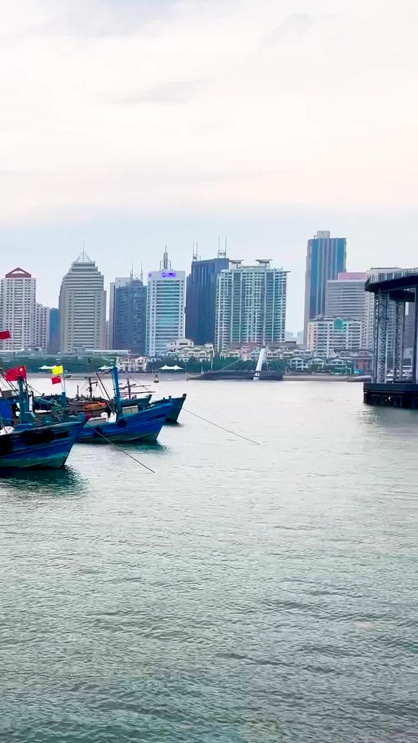 在青岛海边实拍渔船视频的预览图
