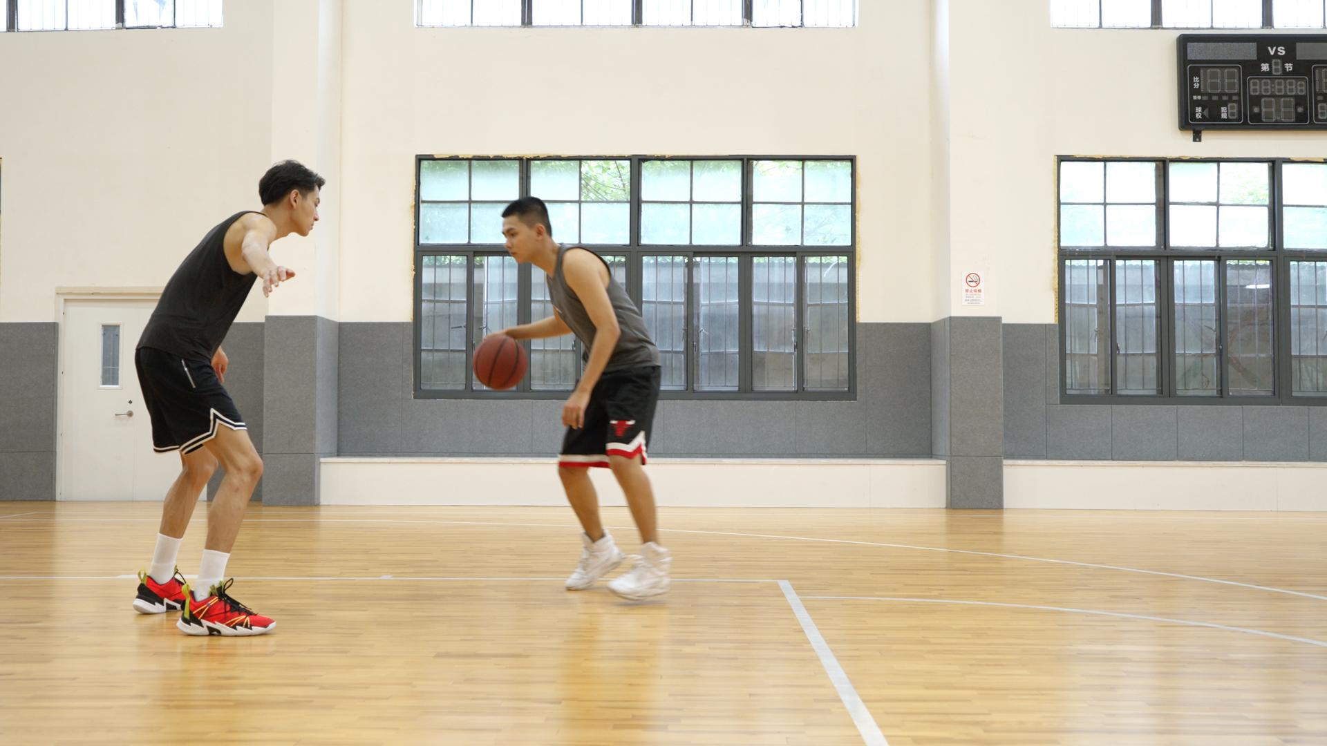 室内篮球场两人斗牛视频的预览图