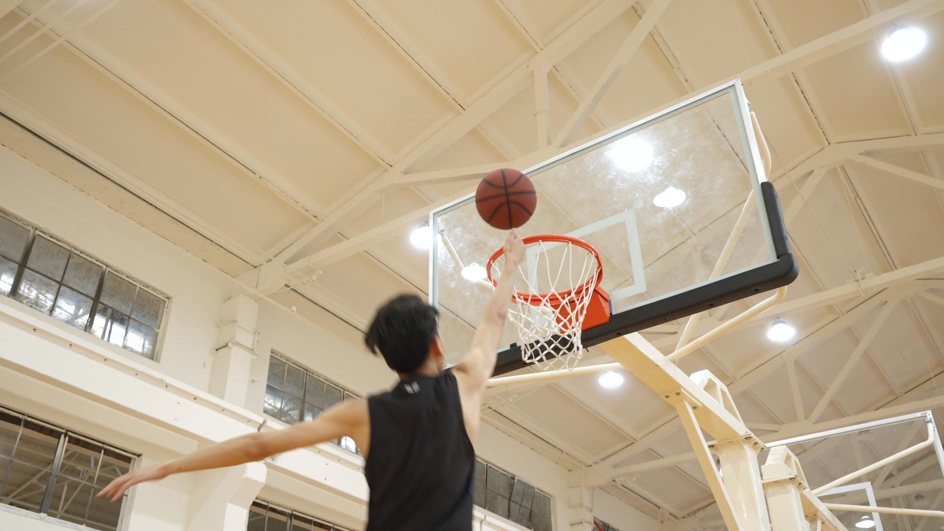 室内篮球场送球进框视频的预览图