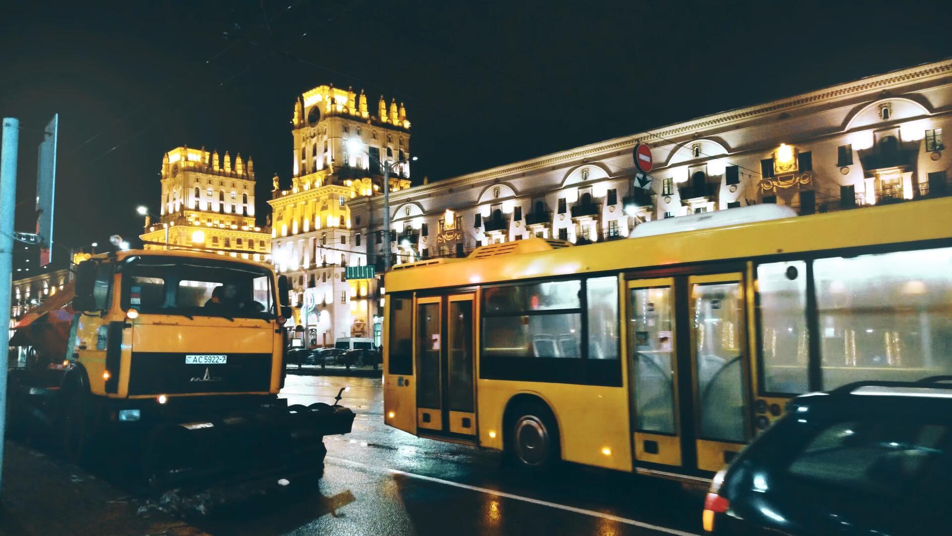 欧洲海外夜晚城市街道保洁除雪车视频的预览图