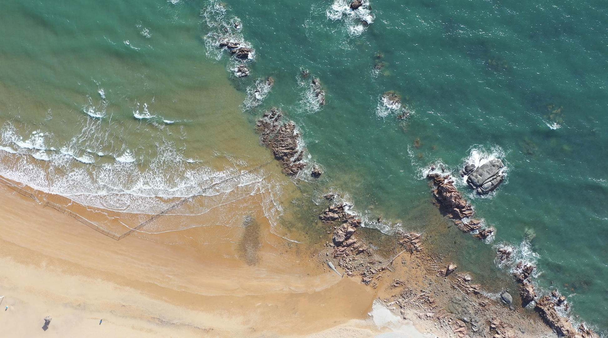 青岛金沙滩风光航拍4K视频视频的预览图