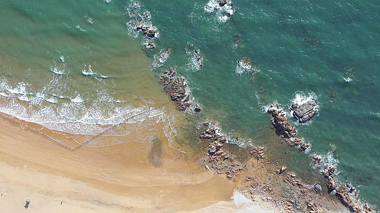 青岛金沙滩风光航拍4K视频视频的预览图