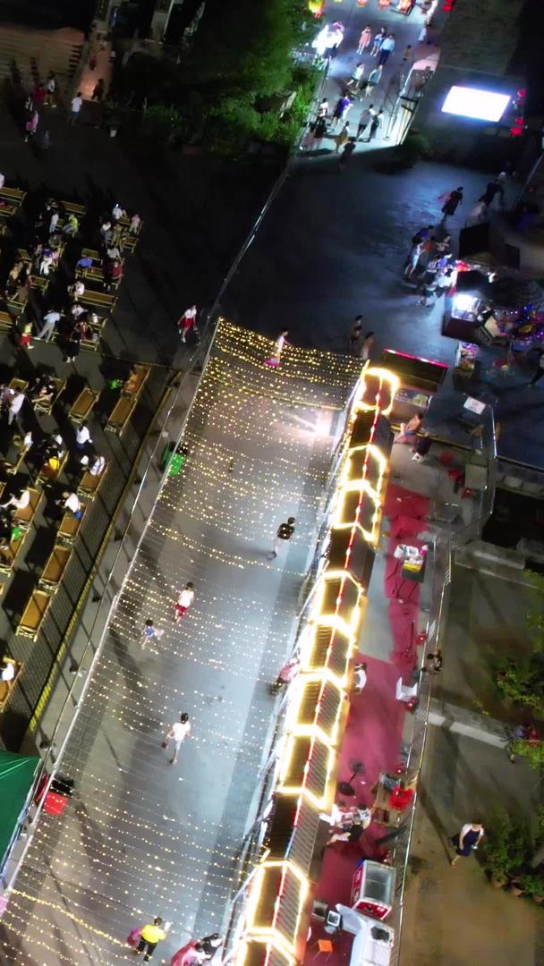 夏夜航拍城市广场上纳凉的人群素材视频的预览图