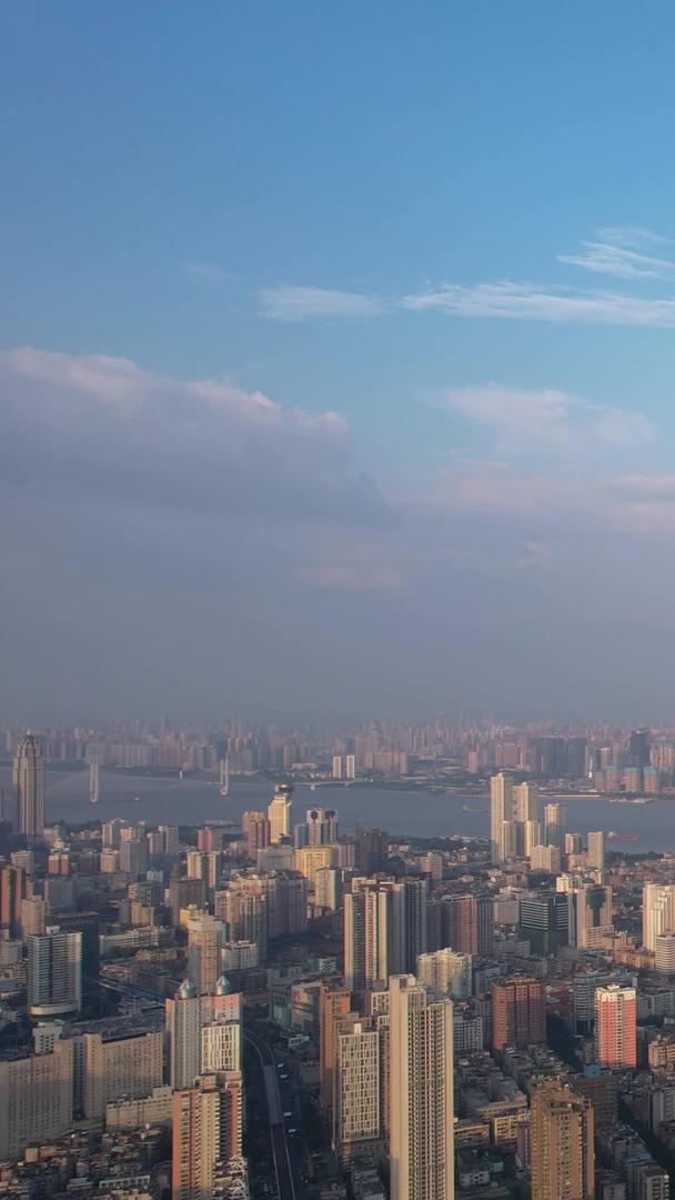 航拍城市蓝天白云自然天空天际线高楼素材视频的预览图