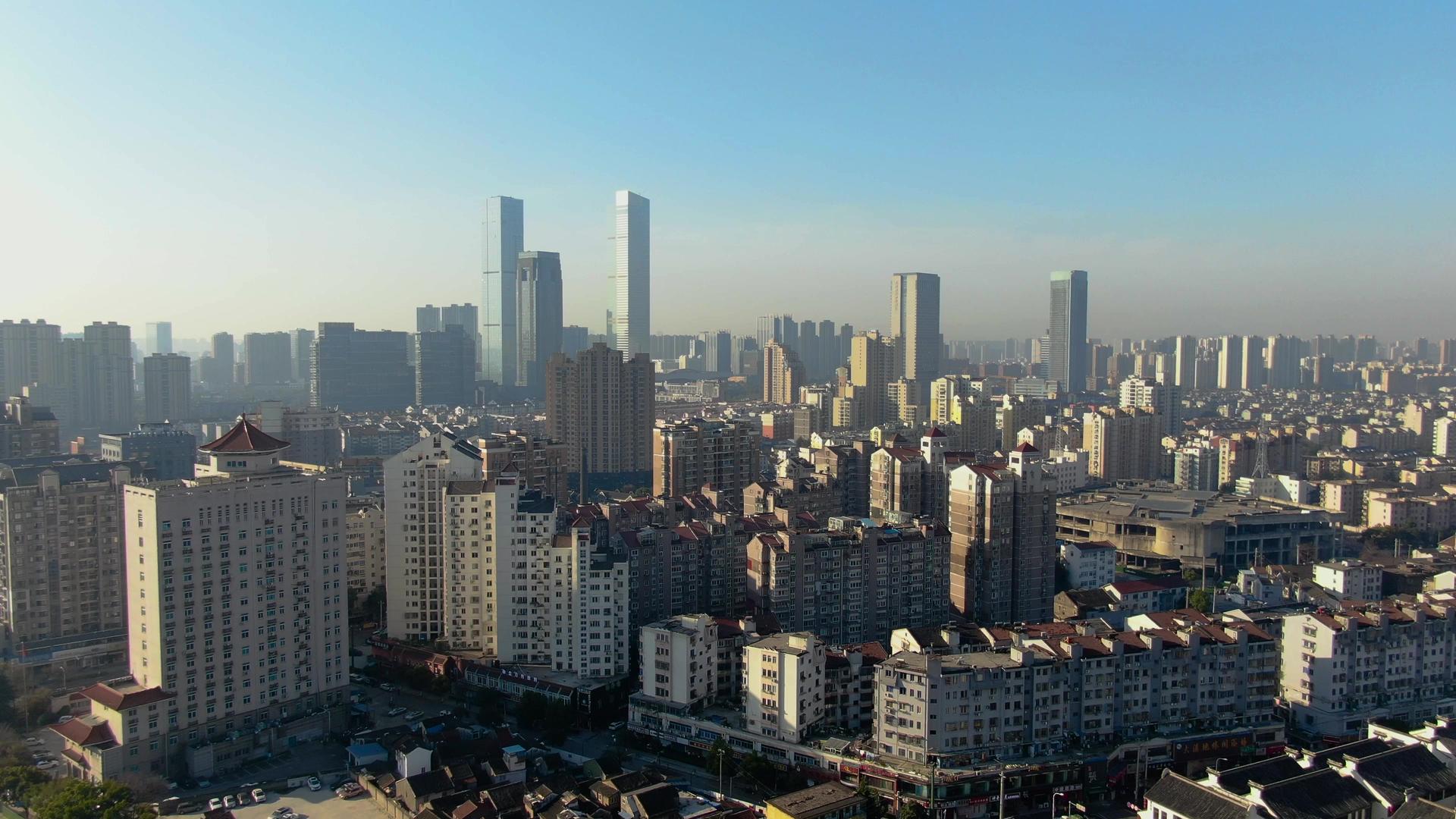 航拍无锡密集的楼宇城市建筑视频视频的预览图
