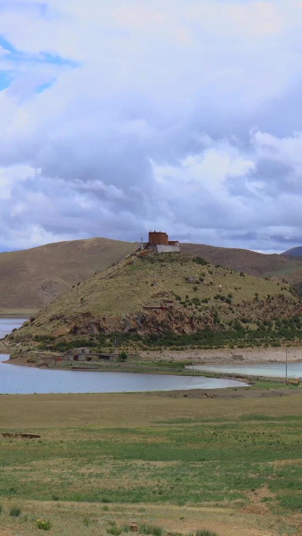 西藏羊湖秘境日托寺延迟视频视频的预览图