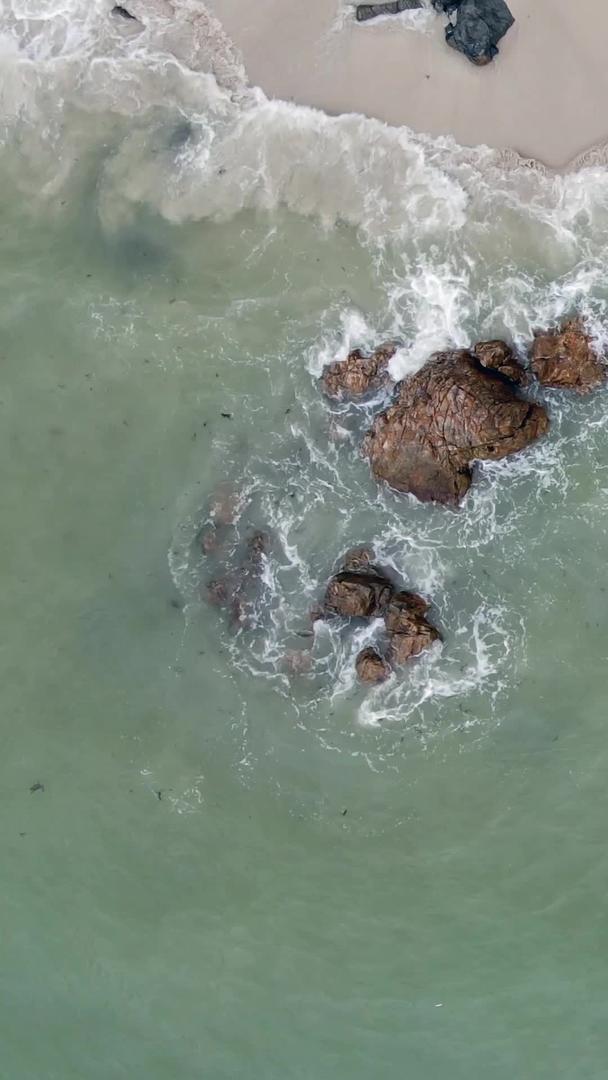 海浪拍打礁石的航拍视频的预览图