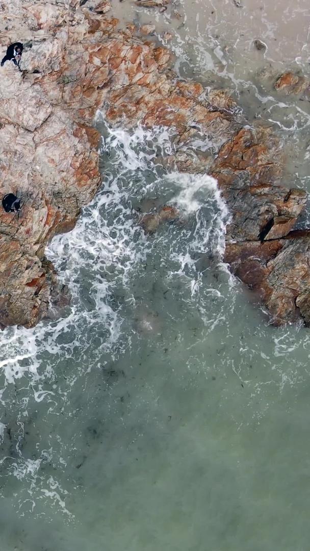海浪拍打礁石的航拍视频的预览图