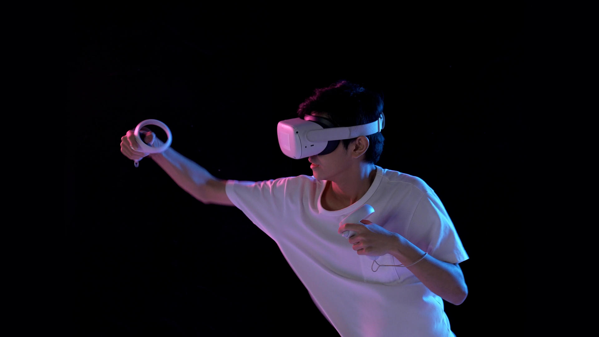 头戴VR眼镜玩游戏的男生视频的预览图